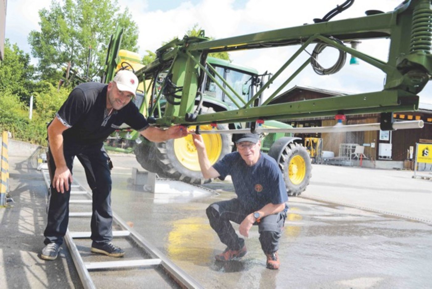Peter Aebi (links) und  Peter Gerber prüften auf der  Rütti in Zollikofen BE die Pflanzenschutzgeräte auf  ihre Tauglichkeit. (Bild Peter Fankhauser)