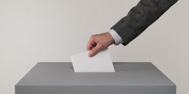 Gemäss SRG-Umfrage wird die Trinkwasser-Initiative zu 54 % und die Pestizidverbots-Initiative zu 55 % angenommen. Wir fragten drei junge Frauen, wie sie abstimmen werden. (Bild Adobe Stock) 