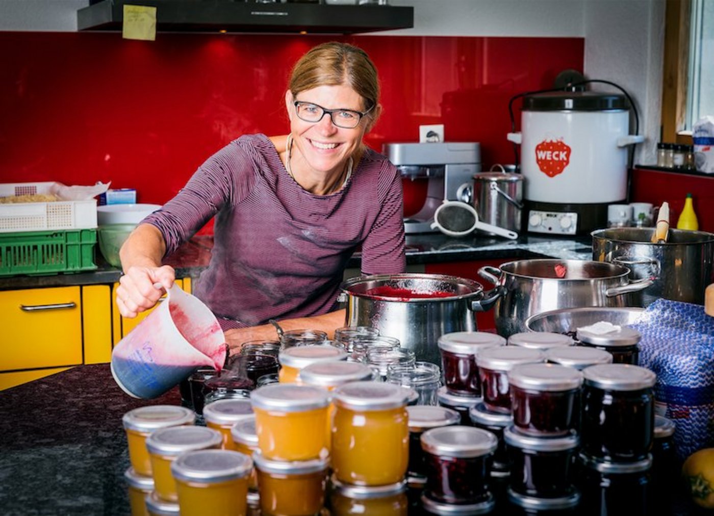 Cornelia Hiltebrand bezeichnet sich als unkonventionell. Wir von der Redaktion sind gespannt, wie sich das am Menu zeigt. (Bilder SRF/Ueli Christoffel)