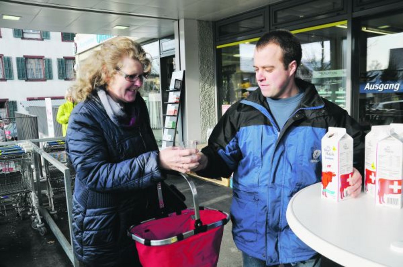«Das ist eine super Sache», findet die Passantin und probiert gerne einen Schluck der «fairen Milch». Der Ausschenker heisst Hanspeter Kern Junior und ist Mitglied der Genossenschaft. (Bilder Nadine Baumgartner)