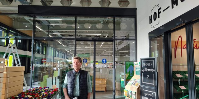 Hans Bellmont, Vorsitzender der Geschäftsleitung  Landi Zugerland führte die Medienleute durch den neuen Landi Standort. (Bilder fj)