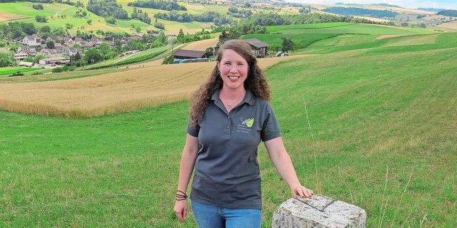 Auf der einen Seite die Schweiz, auf der anderen Deutschland: Die Grenze führt mitten durch Deborah Bührers Land. Im Hintergrund ist ihr Hof und das schaffhausische Dorf Bibern zu sehen. 