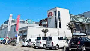 Die Bell Food Group Die Bell Food Group AG fährt nun den neuen Rinderschlachthof in Oensingen schrittweise hoch. Auch die Logistikinfrastruktur zentralisiert Bell in Oensingen. Die Inbetriebnahme ist auf Frühling 2026 geplant.