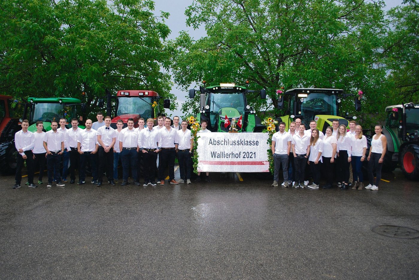PS-stark ist die Abschlussklasse der neuen Berufsleute Landwirt/in EFZ zu ihrer Diplomfeier am Bildungszentrum Wallierhof aufgefahren. 29 junge Frauen und Männer haben vergangene Woche ihr Diplom in Empfang genommen.(Bild BZ Wallierhof)