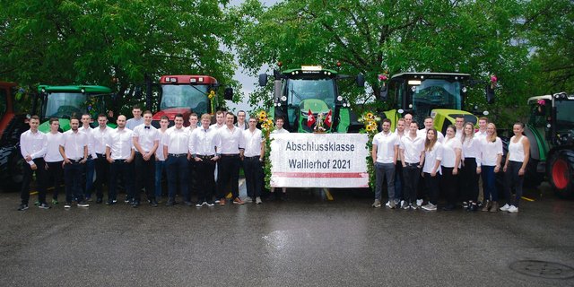 PS-stark ist die Abschlussklasse der neuen Berufsleute Landwirt/in EFZ zu ihrer Diplomfeier am Bildungszentrum Wallierhof aufgefahren. 29 junge Frauen und Männer haben vergangene Woche ihr Diplom in Empfang genommen.(Bild BZ Wallierhof)