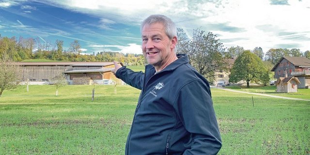 Werner Felder vom Fohrenhof zeigt auf das grosse Scheunendach. Erst ein kleiner Teil rechts ist mit PV-Modulen belegt. 