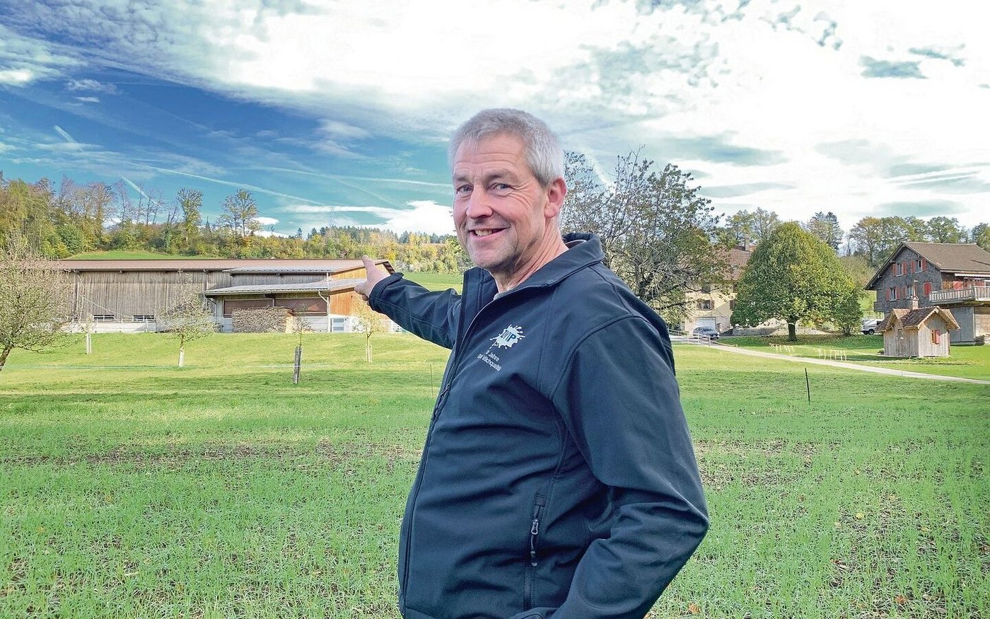 Werner Felder vom Fohrenhof zeigt auf das grosse Scheunendach. Erst ein kleiner Teil rechts ist mit PV-Modulen belegt. 