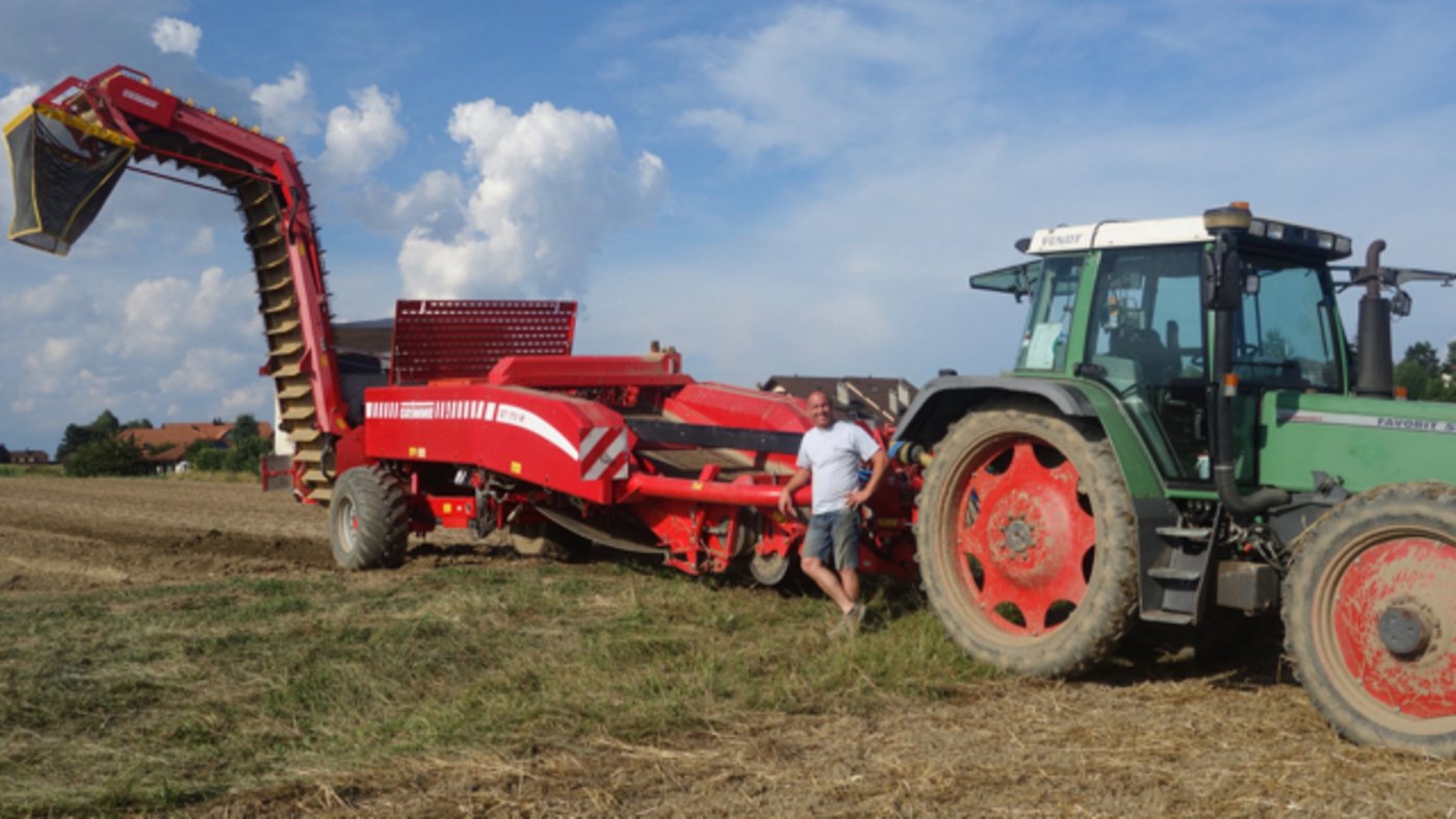 Jacky Cretegny aus Allens VD hat sich auf den Anbau von Premium-Kartoffelsorten spezialisiert. Daneben produziert er 14 ha Weizen und 6 ha Rollrasen im Flächenaustausch. (Bild SBV)