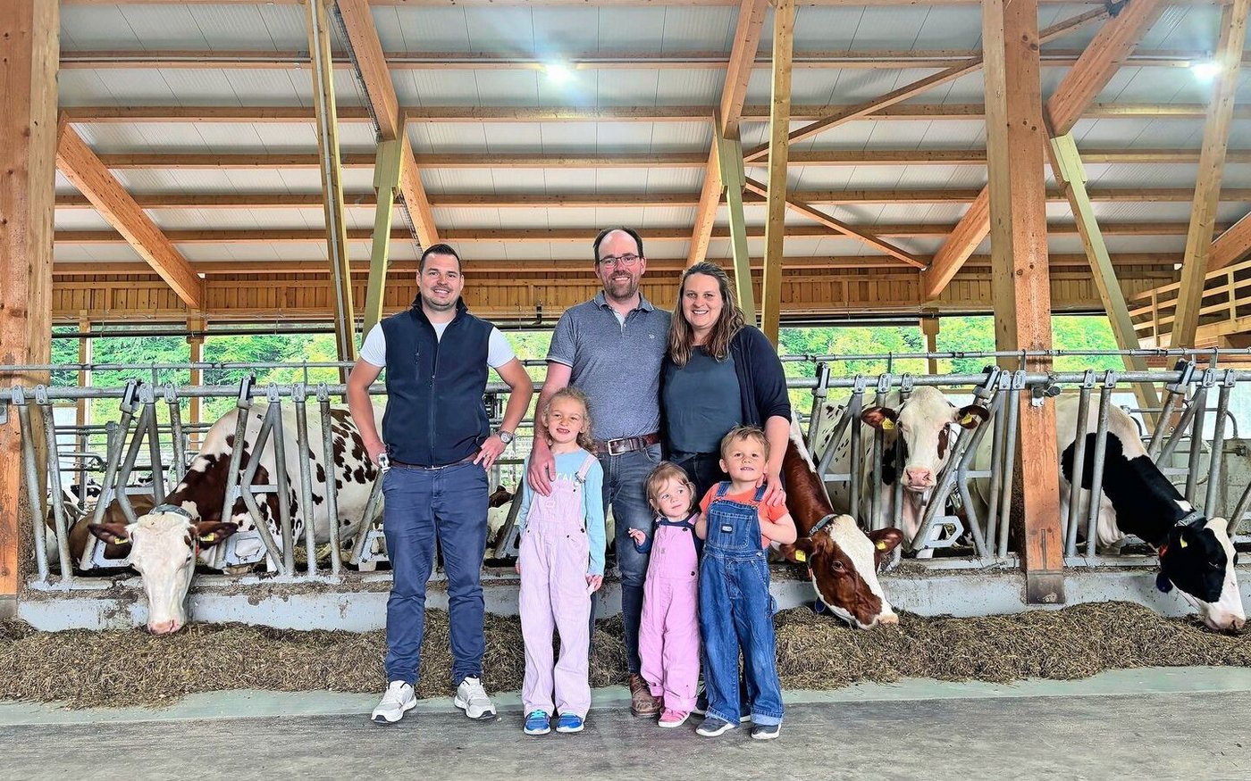 Bei der Stalleinrichtung hat sich das Betriebsleiterpaar Sarah und Beat Güdel auf die Firma Moser Stalleinrichtungen verlassen. Hier im Bild mit Mitinhaber und Verkaufsleiter Thomas Moser. (v. r.)  