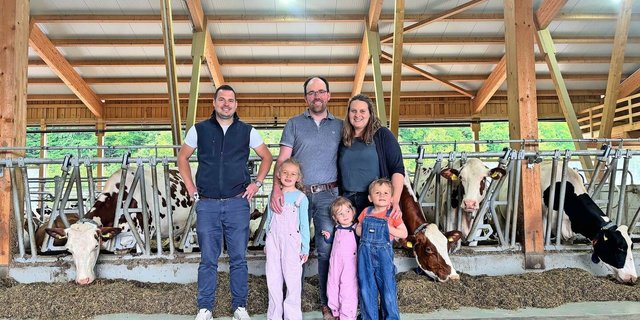 Bei der Stalleinrichtung hat sich das Betriebsleiterpaar Sarah und Beat Güdel auf die Firma Moser Stalleinrichtungen verlassen. Hier im Bild mit Mitinhaber und Verkaufsleiter Thomas Moser. (v. r.)  