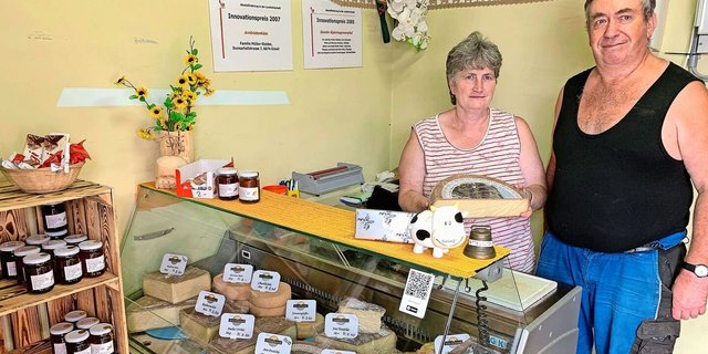 Urs und Ida Müller im Verkaufsraum für ihren Alpkäse und weitere Milchprodukte aus der Käserei. Für seine Käse holte er schon vor vielen Jahren Innovationspreise. 