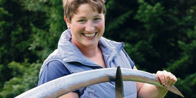 Iris Aebli und ihre Sägesse: Das Blatt ist 1,25 Meter breit, damit mäht sie 2,60-Meter-Bahnen. Das Schärfen ist Chefinnensache. 