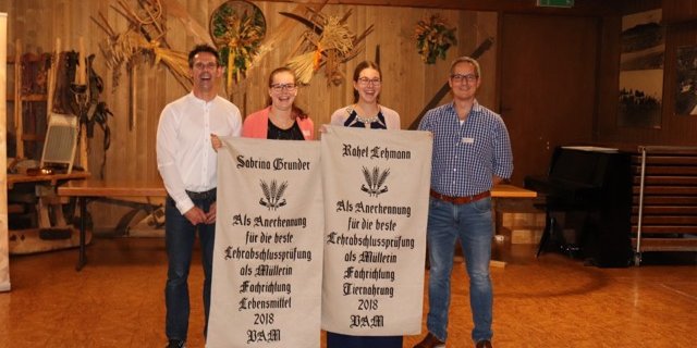 : Die jahrgangsbesten Absolventinnen Sabrina Grunder und Rahel Lehmann mit den jeweiligen Chefexperten Roman Hersche und David Villiger (v.l.n.r). (Bild VAM)