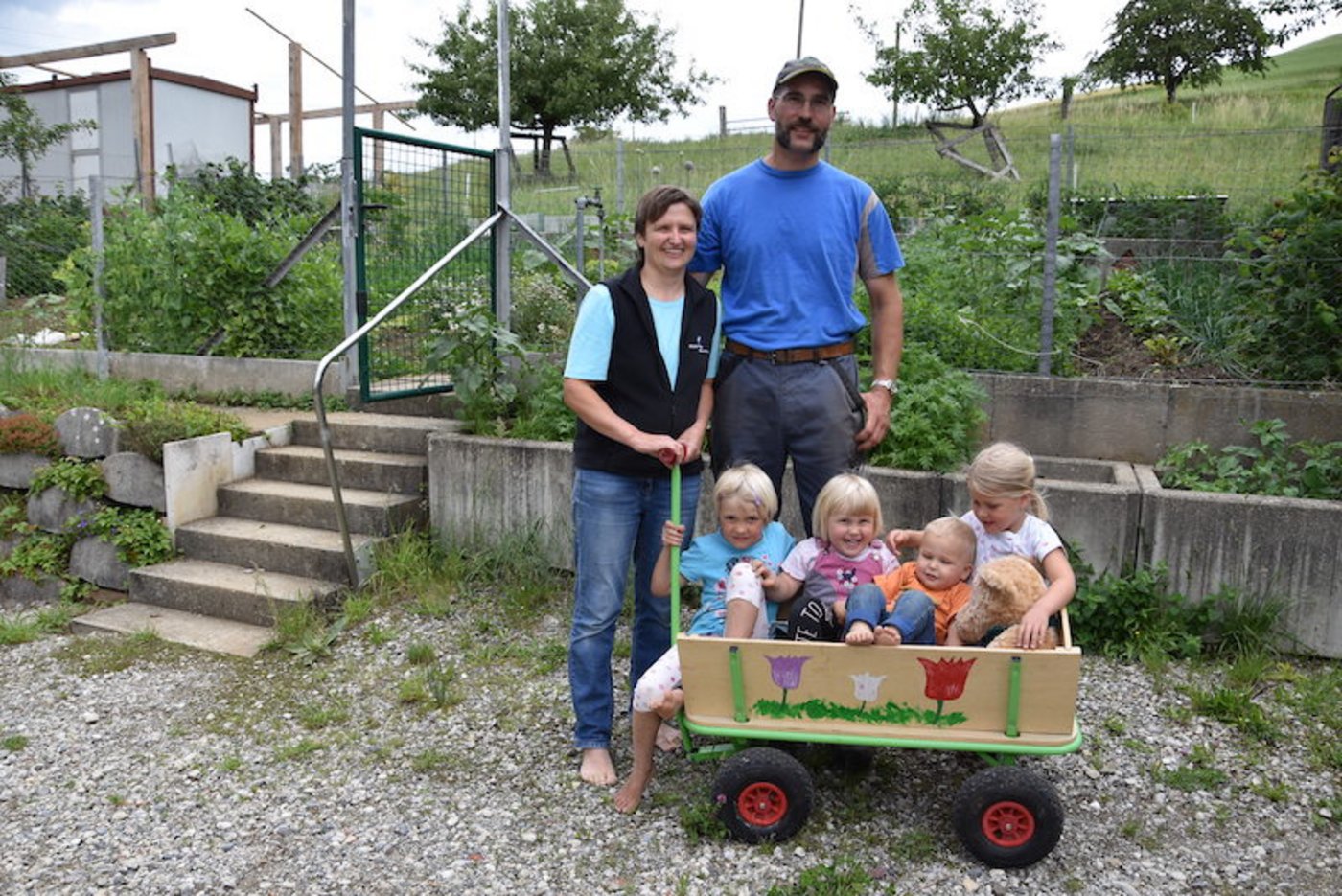 Edith Suter mit Mann Simon und ihren Kindern. Trotz grosser Belastung machte sie den Fachausweis Bäuerin. (Bild Barbara Heiniger)