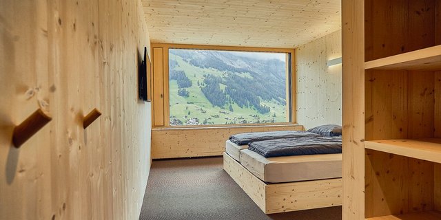 Ein Hotel-Traum für jeden Holzliebhaber ist in Adelboden entstanden. Das schöne Bild wird jedoch durch den Umstand getrübt, dass nicht heimisches Holz für den Bau verwendet wurde. (Bild ©Baulink AG)