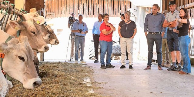 Bäuerin Karin Häcki führt Medienvertreter und Mitglieder des Komitees «Nein zur extremen Biodiversitäts-Initiative» des Kantons Schwyz durch das Schlossgut in Pfäffikon SZ.