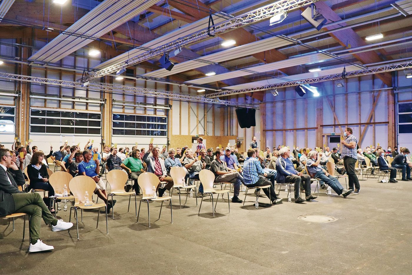 Die Mitgliederversammlung des Bündner Bauernverbands fand in der Eventhalle in Cazis GR statt. Nicht alle Geschäfte konnten per Handzeichen behandelt werden, wie z. B. die Kampfwahl zwischen Stefan Jenny und Andreas Gabathuler.(Bilder vcd)