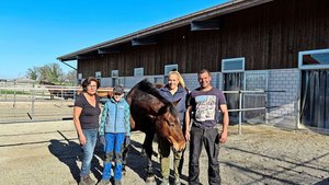 Gemeinsam kümmern si Gemeinsam kümmern sich Mutter Erika Schnider und das Betriebsleiterpaar Andrea und Hanspeter Schnider um die Pensionspferde. Auch Tochter Gianna hilft tatkräftig mit.