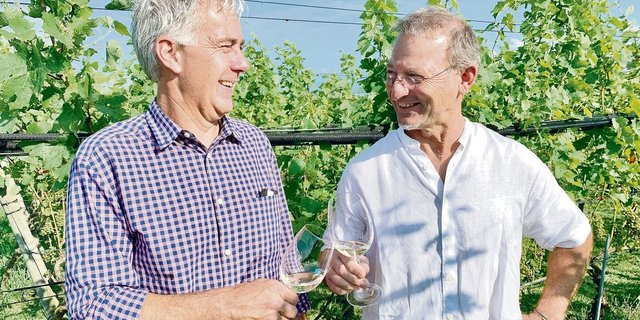 Der bisherige Präsident, Peter Krummenacher (r.), und der neue Präsident, Markus Reinhard, im Rebberg Haselrain in Oberkirch. 