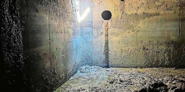 Wartungsarbeiten am Rührwerk bieten eine gute Gelegenheit, zeitgleich eine Kontrolle der Güllegrube durchzuführen.  