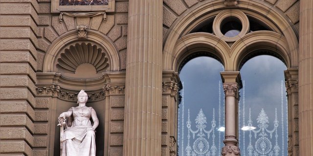 Auf der Aussenseite des Parlamentsgebäudes gibt es schon länger Frauen. Bis sie auch im Inneren die Politik mitbestimmen konnten, dauerte es ziemlich lange. (Bild Pixabay)