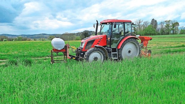 Stefan Brunner bringt eine Gründüngung mit Rottelenker per Fräse zur Rotte. Er betreibt auf seinen Flächen Acker- und Futterbau, weiter gehört eine Hektare Heidelbeeren zum Betrieb.