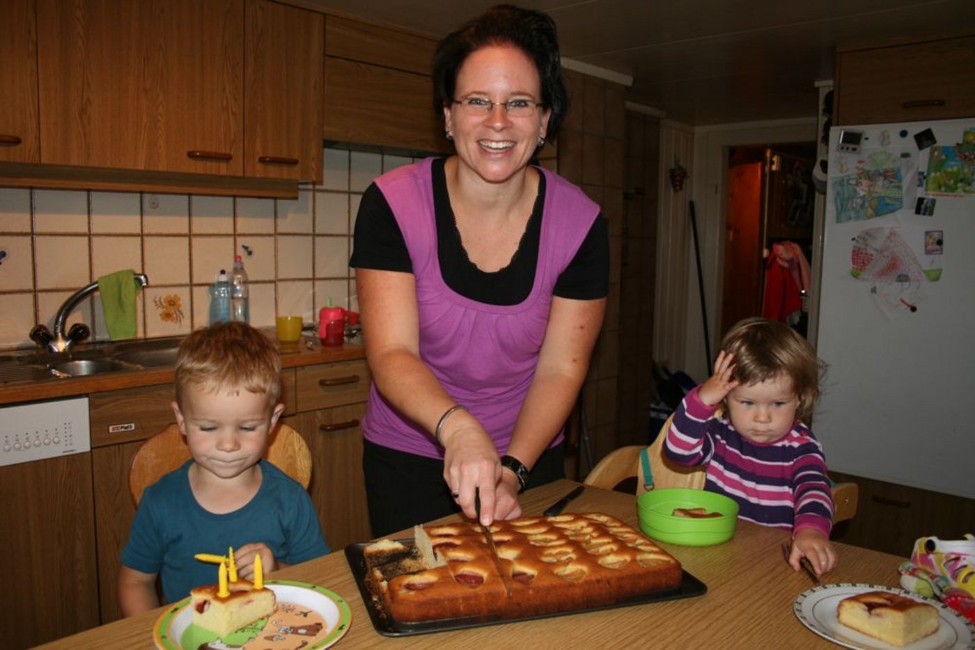Christine Stark-Camenzind verbringt so viel Zeit wie möglich mit ihren drei Kindern. Hier auf dem Bild mit Mirco und Angelina, es fehlt Melinda. (Bild: Vreni Peterer)