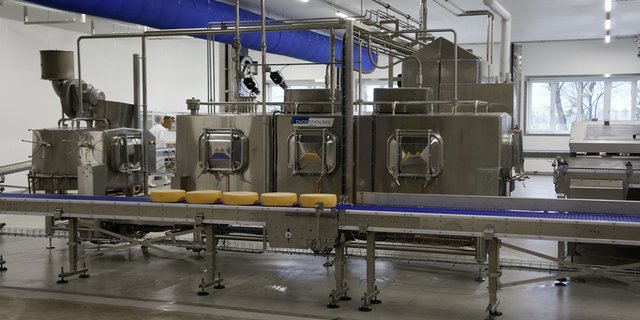 SVP-Nationalrat will das Milch-Importgesuch der Käserei Imlig mit einer Motion verhindern. (Bild Martin Brunner / foodaktuell)