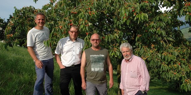 Pierre Coulin von Hochstamm Suisse, Fredy Müller von der Räber AG, Brennkirschenproduzent Xaver Dober und Zuger Kirschtortenhersteller Albert Meier (v. l. n. r.). (Bild Josef Scherer)