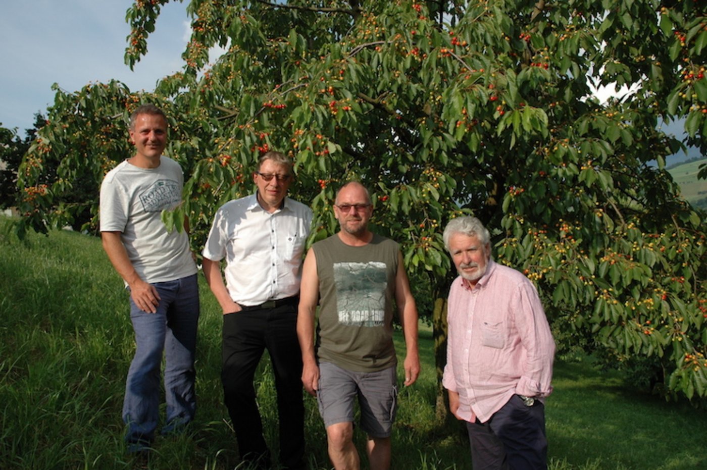 Pierre Coulin von Hochstamm Suisse, Fredy Müller von der Räber AG, Brennkirschenproduzent Xaver Dober und Zuger Kirschtortenhersteller Albert Meier (v. l. n. r.). (Bild Josef Scherer)