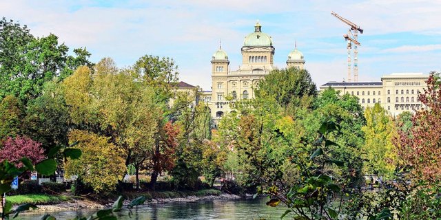 PFAS befinden sich praktisch überall in der Umwelt.  Auch in Gewässern wie der Aare, auf die Bundesbern einen guten Ausblick hat. Zu verschiedenen Lebensmitteln läuft eine Messkampagne. 