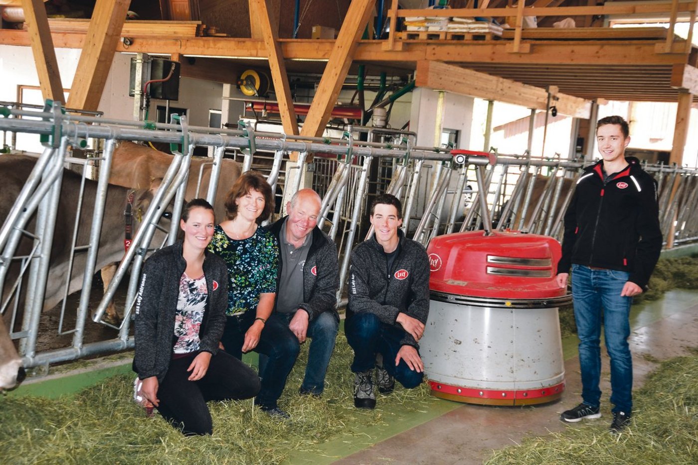 Heidi und Köbi Looser mit den Kindern Anita und Roman (auf dem Bild fehlt Kathrin), mit dem Lely-Verkaufsberater Samuel Gstöhl (r).