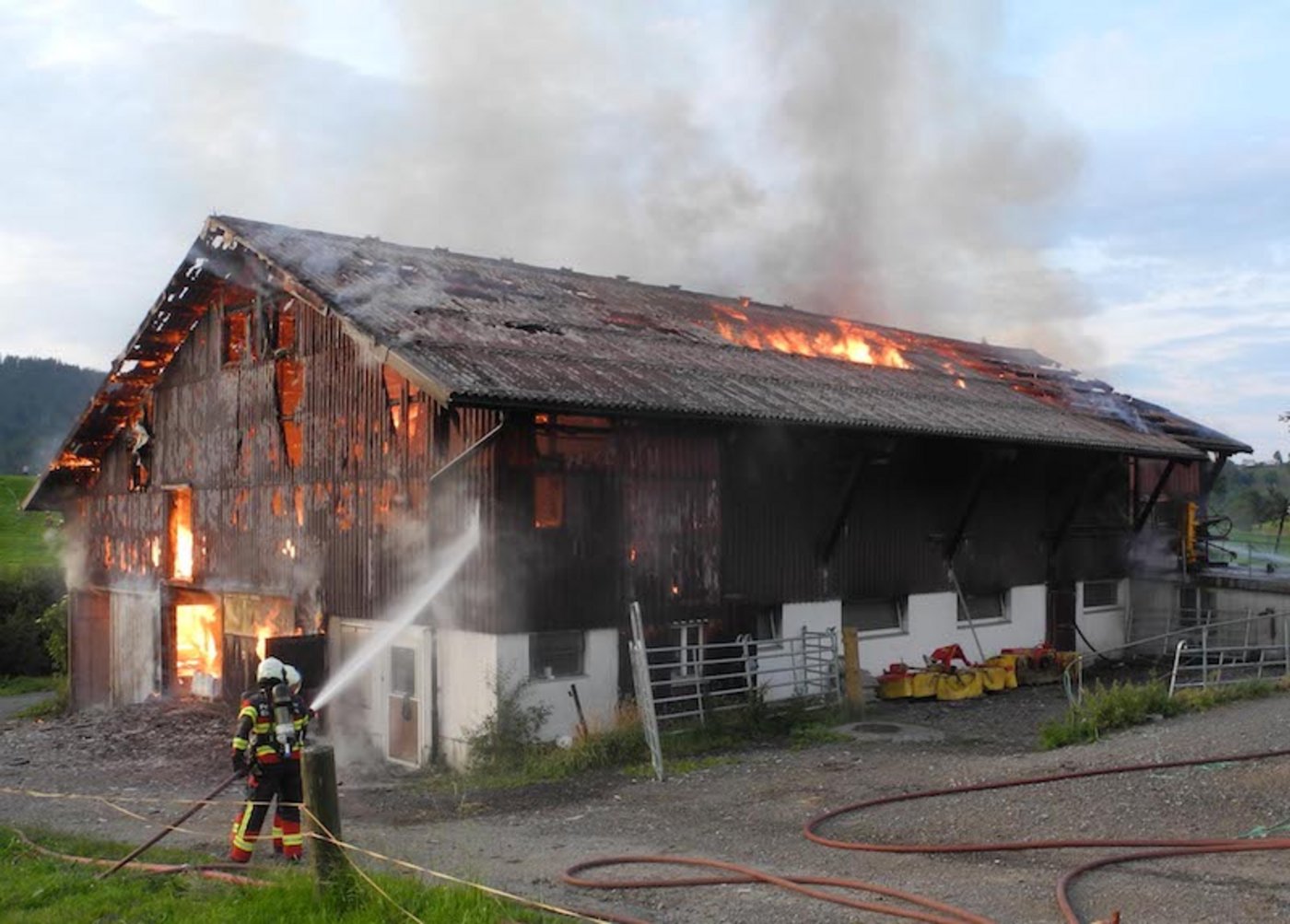 Die 50 Feuerwehrleute brauchten mehrere Stunden um den Brand zu löschen. (Bild Kapo Schwyz)