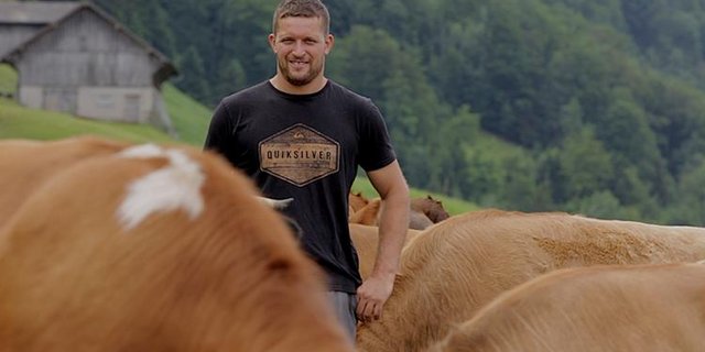 Mathis Marcel auf seinem Betrieb in Bürgen NW. (Bild Flavian Cajacob)