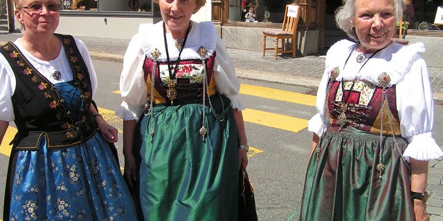 Drei schmucke Damen in ihren ebenso schmucken Trachten. (Bild Pakeha)