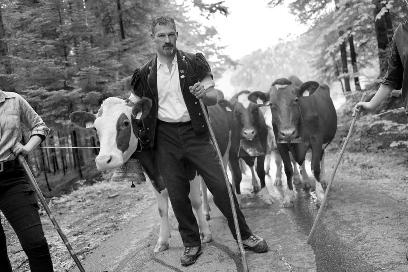 Hausi und Joana auf dem Weg zur Alp seines Bruders in Obersidemoos. (Bild Pinaki)