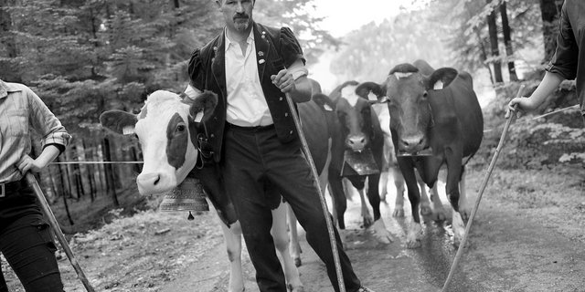 Hausi und Joana auf dem Weg zur Alp seines Bruders in Obersidemoos. (Bild Pinaki)