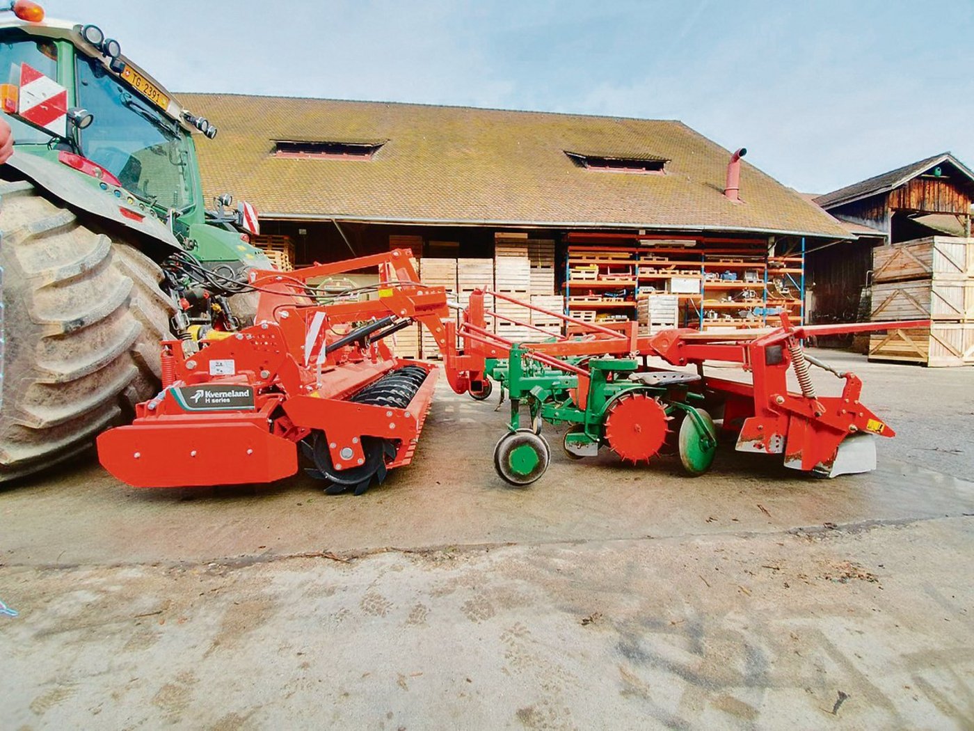 Mit dem umgebauten Halbautomat erledigt Kartoffelproduzent Daniel Erb drei Arbeitsgänge in einem Schritt.(Bild Daniel Erb)
