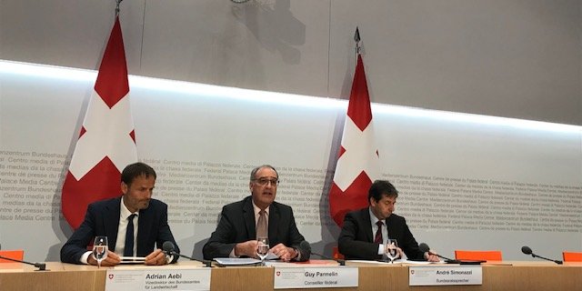 Guy Parmelin präsentiert die wichtigsten Eckwerte für die Botschaft der AP 22+ vor. Links im Bild BLW-Vizedirektor Adrian Aebi. (Bild akr)