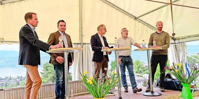 Keine Einigkeit in Sachen Wolf: Kantonsrat Walter Grass, Nationalrat Thomas Knutti, Moderator Reto Brennwald, Kantonsrat Thomas Wirth und David Gerke, Geschäftsführer Gruppe Wolf Schweiz (v. l.).