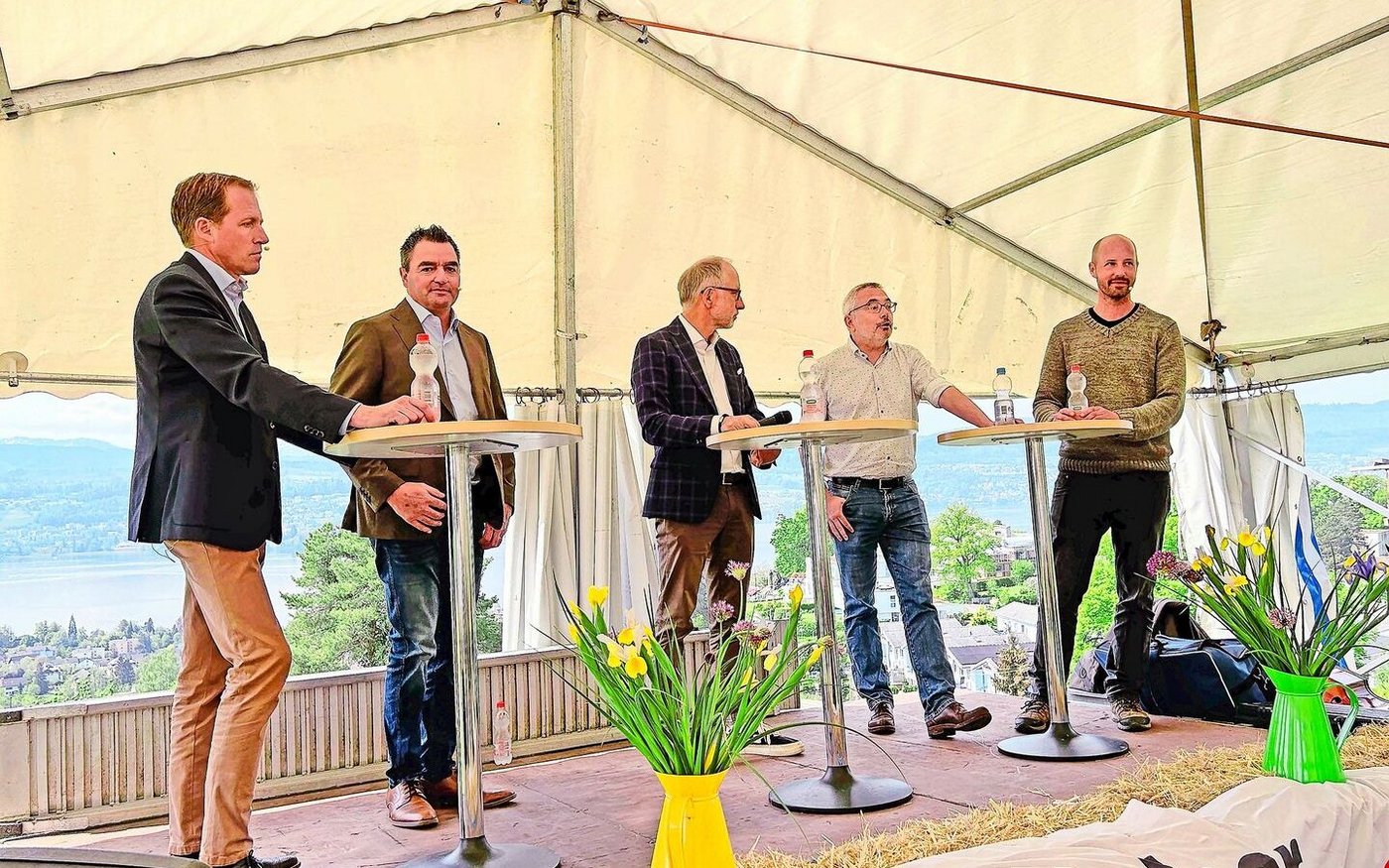 Keine Einigkeit in Sachen Wolf: Kantonsrat Walter Grass, Nationalrat Thomas Knutti, Moderator Reto Brennwald, Kantonsrat Thomas Wirth und David Gerke, Geschäftsführer Gruppe Wolf Schweiz (v. l.).