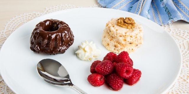 Maroni-Chüechli mit Baumnussparfait und Himbeeren. (Bild Ueli Christoffel/SRF)