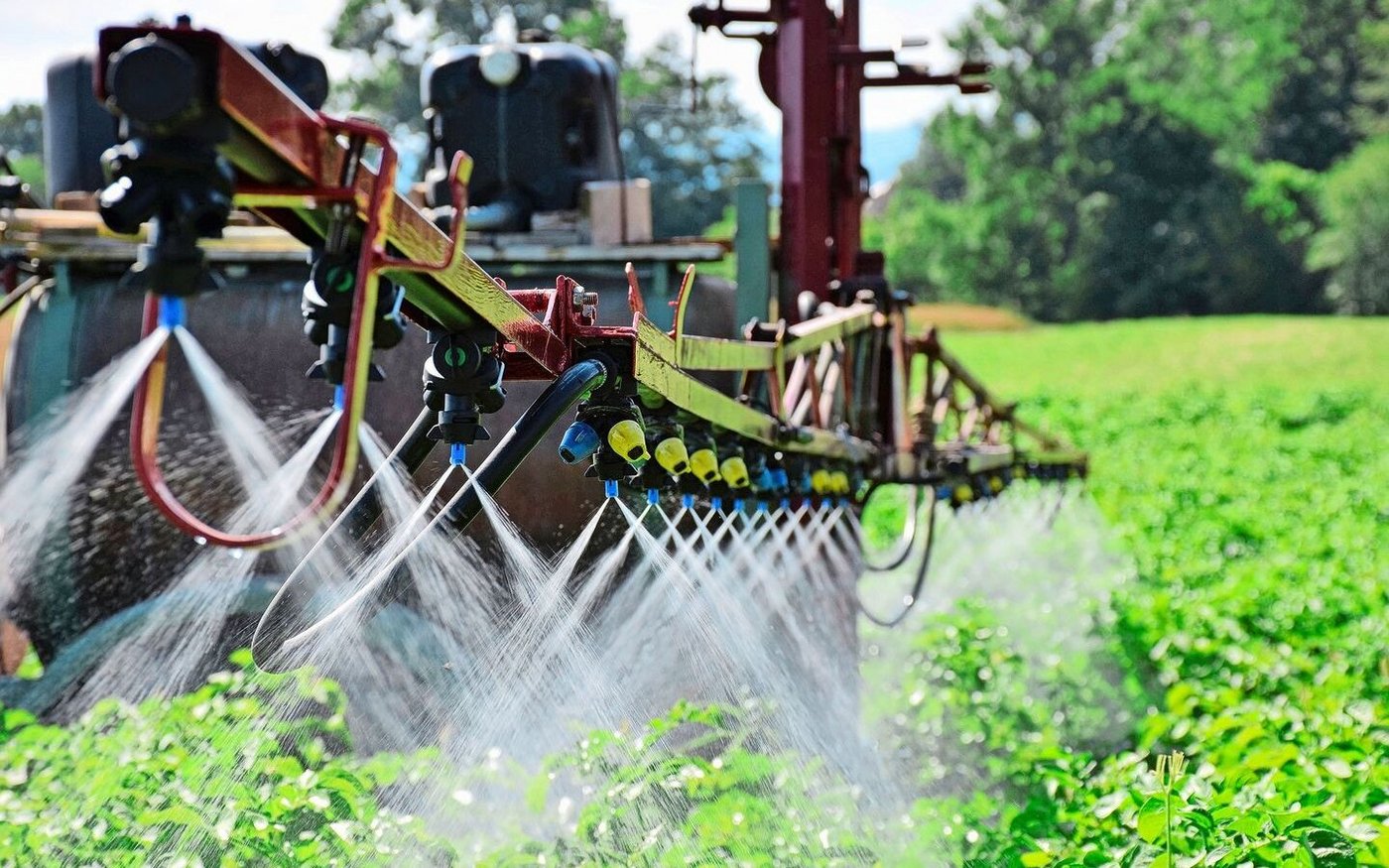 Beim Ausbringen von PSM darf nichts vergessen gehen: Nichtzielorganismen, Anwohnende, die vorgeschriebene Pufferzone.