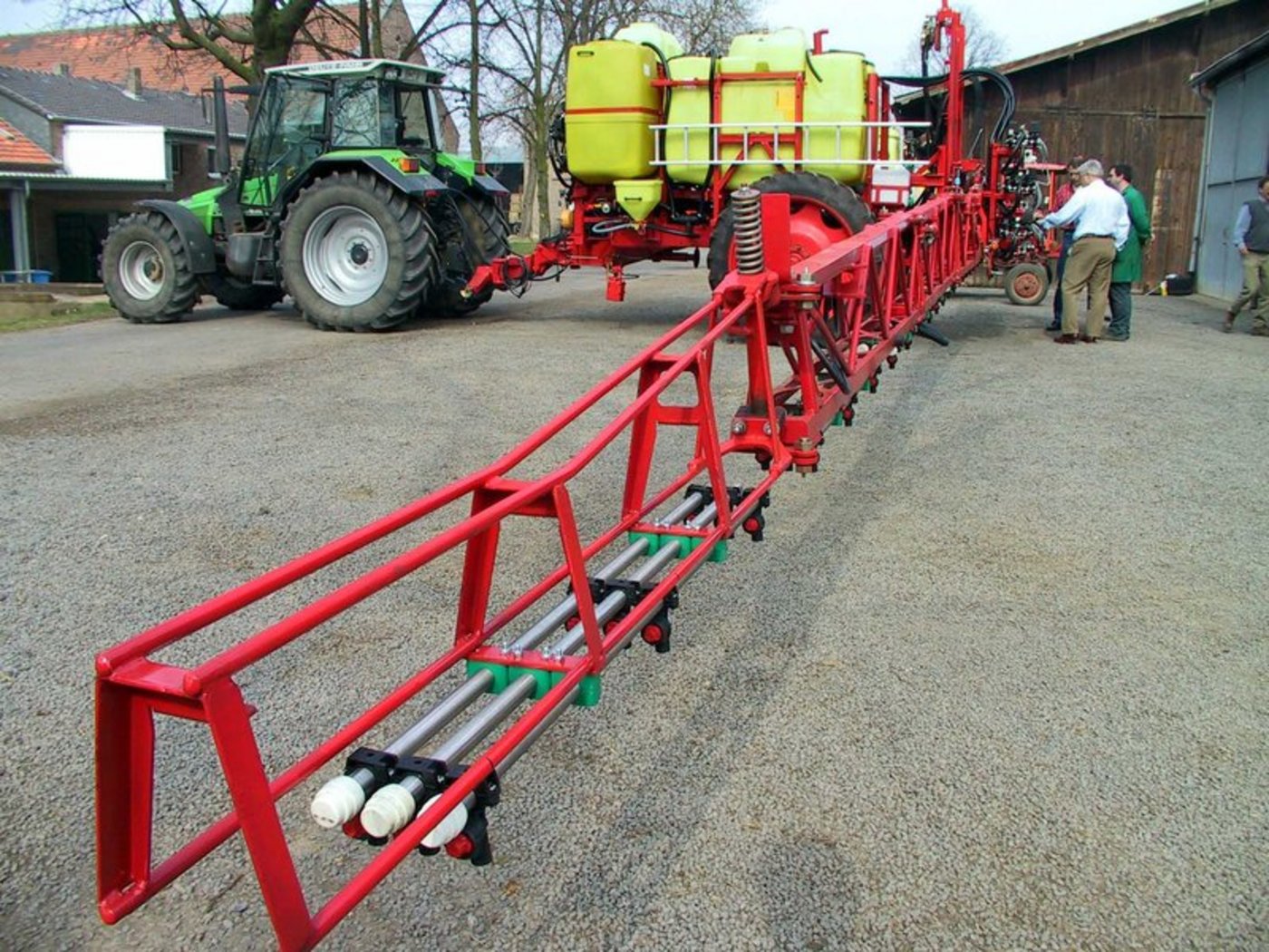 Pflanzenschutzmittel sind heute zu billig, kritisieren die Forscher. Lenkungsabgaben sollen helfen. (Bild BauZ)