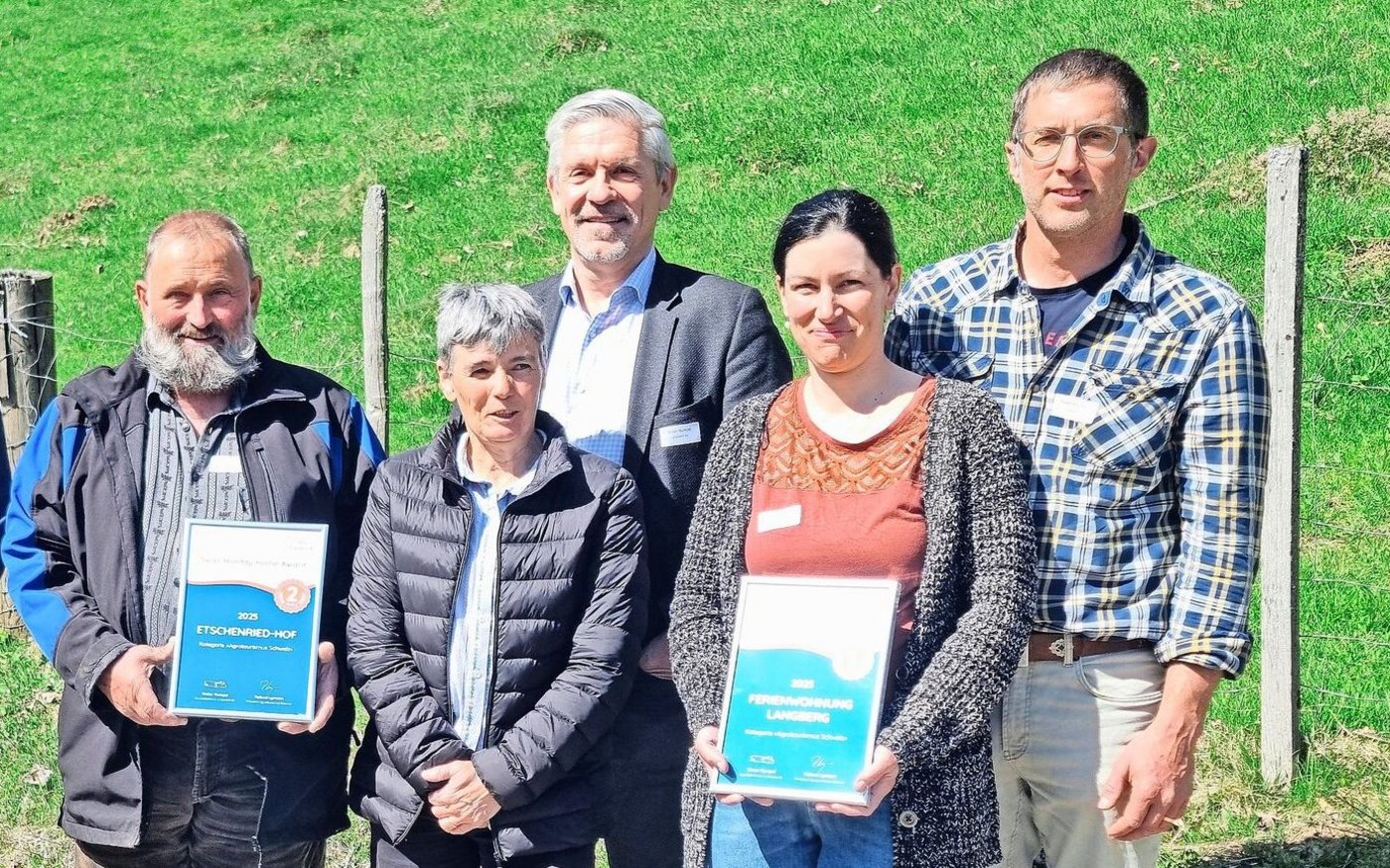 Agrotourismus Awards: (v.l.) Ruedi und Ruth Schelbert (Rang 1), Dieter Rumpel (e-domizil) und Vreni und Toni Joller (Rang 2)