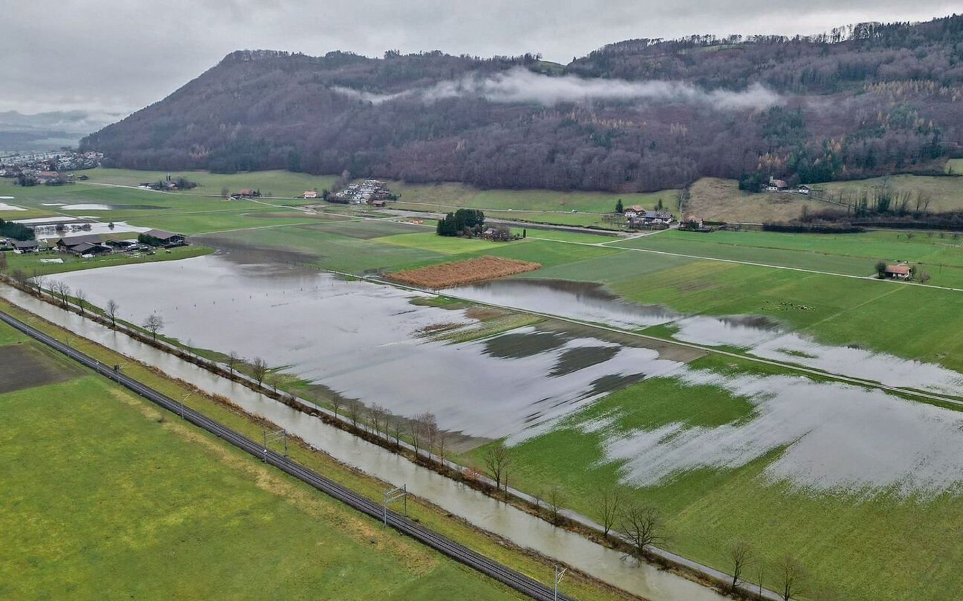«Land unter» statt weisse Pracht kurz vor Weihnachten. Die heftigen Niederschläge, die auf bereits gesättigte Böden fielen, führten verbreitet zu Überschwemmungen, so wie hier in Toffen nahe bei Bern.