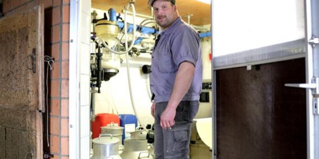 Überzeugter Milchbauer: Thomas Sempach produziert Milch für die Herstellung von Emmentaler-Käse. (Bild Flavian Cajacob)