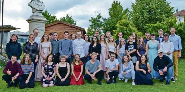 Sie konnten Ende Juni die Zeugnisse für das bestandene Brückenjahr Startpunkt Wallierhof in Empfang nehmen und auf ein ereignisreiches Schul- und Praktikumsjahr zurückblicken.(Bilder zVg)