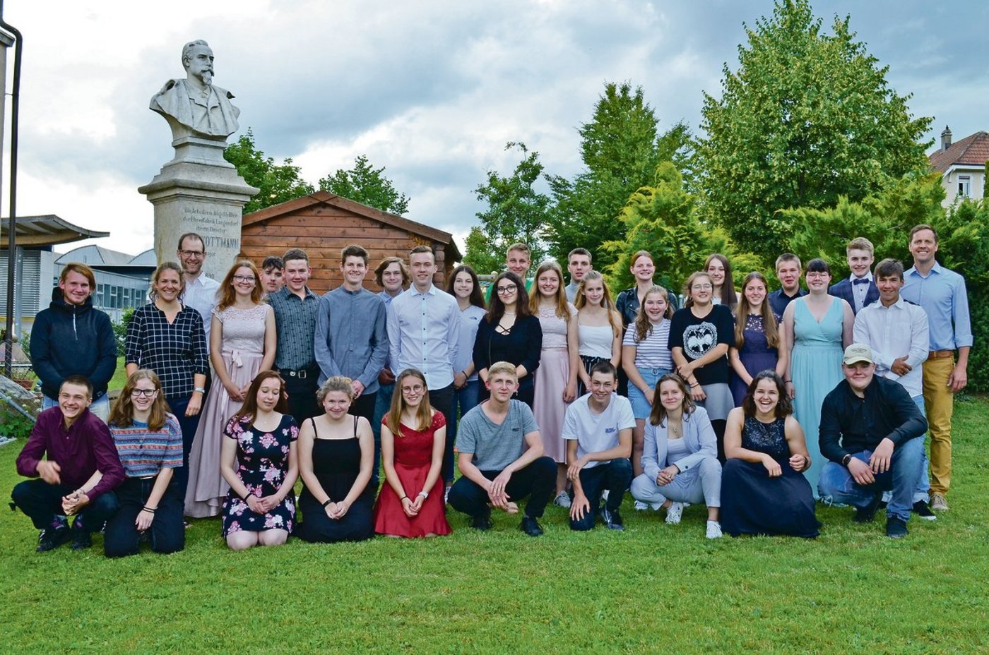 Sie konnten Ende Juni die Zeugnisse für das bestandene Brückenjahr Startpunkt Wallierhof in Empfang nehmen und auf ein ereignisreiches Schul- und Praktikumsjahr zurückblicken.(Bilder zVg)