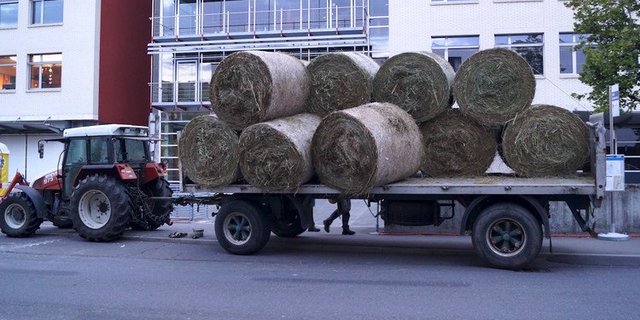 Die Ladung war wohl nur ungenügend gesichert. (Bild: Zuger Polizei)